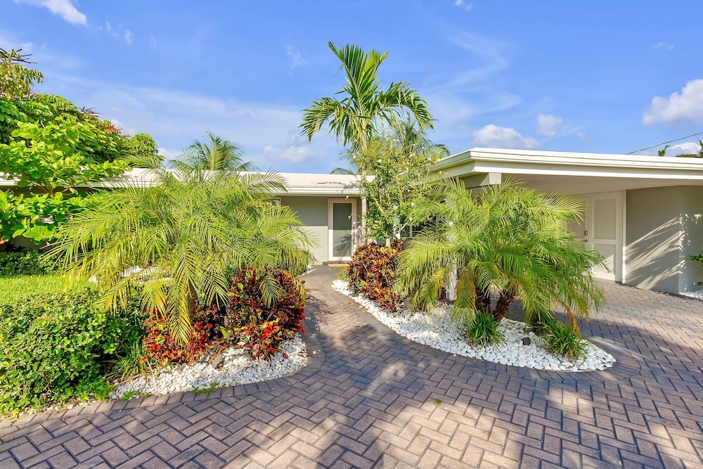 Flirty Flamingo Colorful Waterfront Escape w Pool