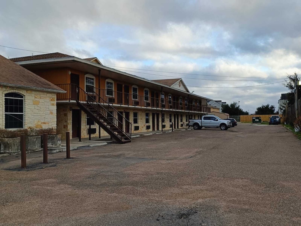 American Inn & Suites By Capital O Victoria US-59
