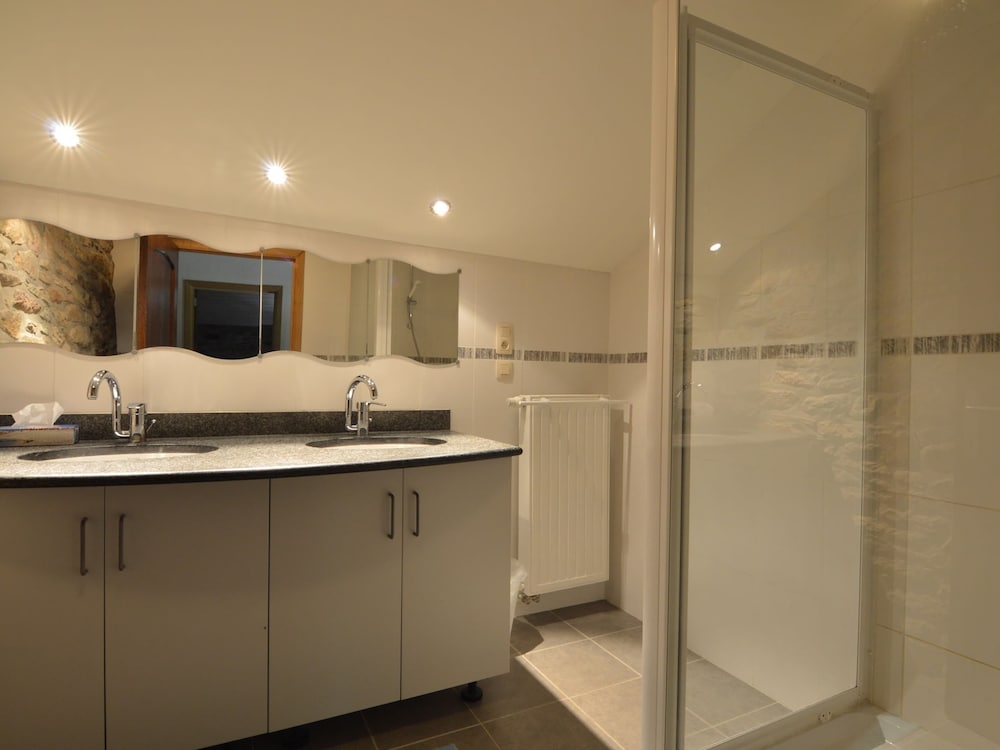 Forest-edge Stay, Burtonville view 3