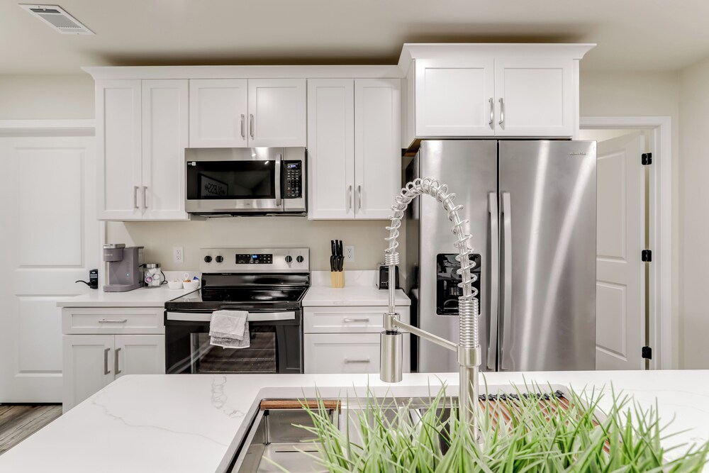 Walk to River: Newly Built Home in Heber Springs!