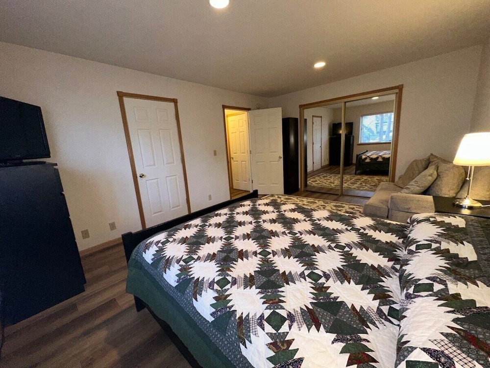 Pine Haven 3 Bedroom Home by RedAwning view 3