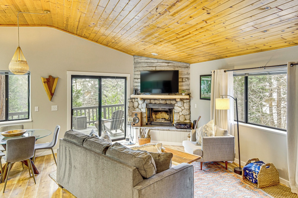 2 Mi to Lake Arrowhead: Treetop Retreat w/ Deck