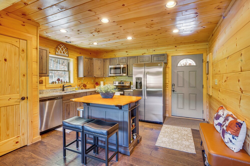 Lakefront Cabin in Elk Park w/ Hot Tub & Mtn Views