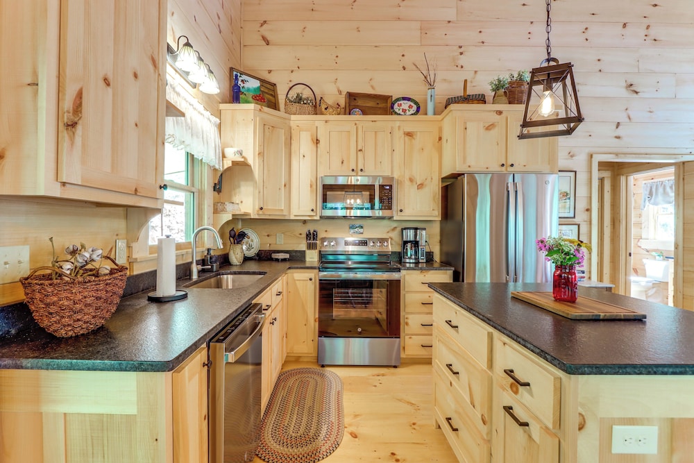 4 Mi to Fall Branch Falls: Peaceful Cabin w/ Deck