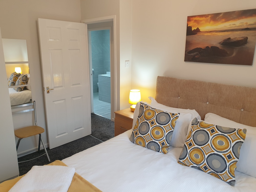 South Shield's Diamond 3 Bedroom House Sleeps 6 view 3