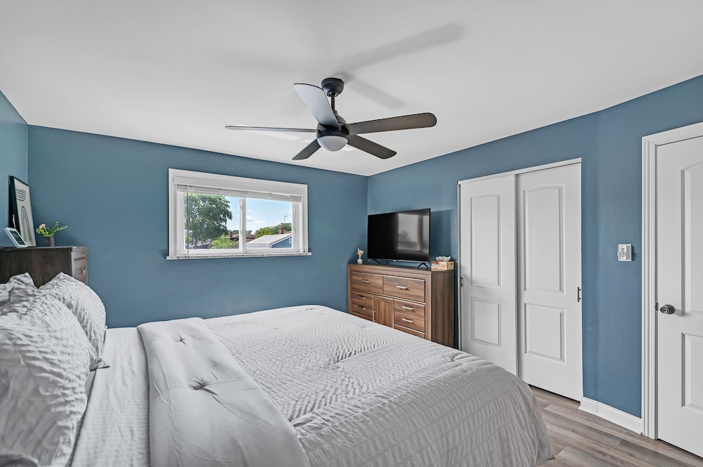 Modern Retreat With Private Pool & Yard 3 Bedroom Home