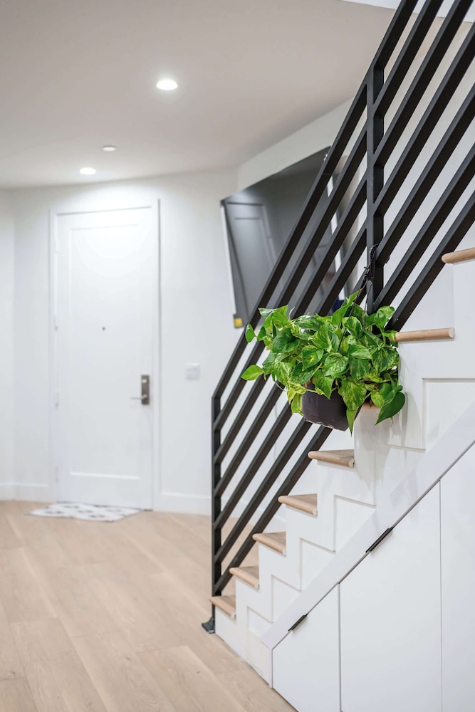 Not Affected by the Fire/modern 5BR Home With Parking, Near LA Attractions #4