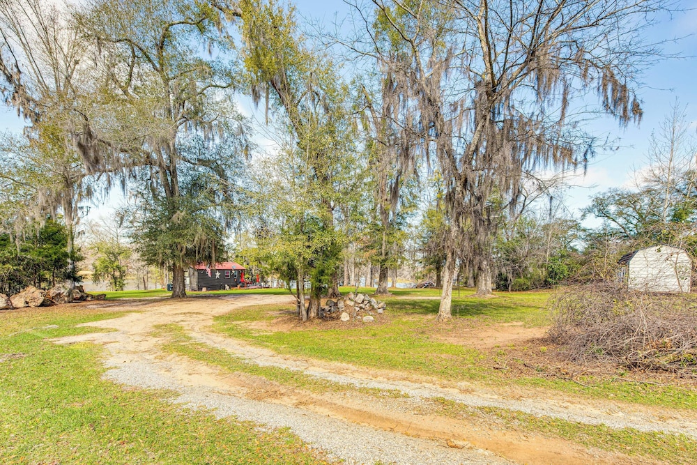 Lakefront Cabin in Brinson: Behind the Moon