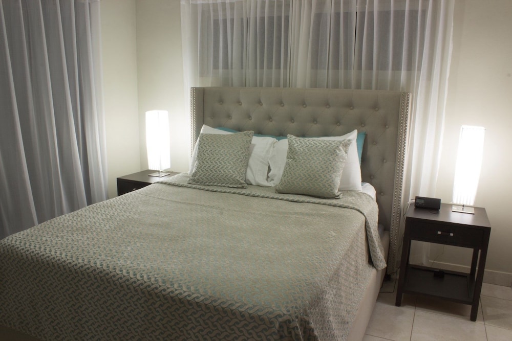 Stylish 3 bedroom w/ covered BBQ area by the pool