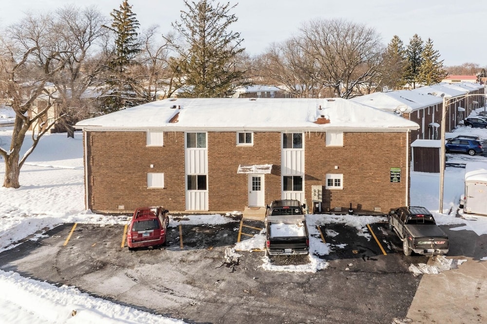 Renovated Apt w/ A/c, Wifi & Free Parking