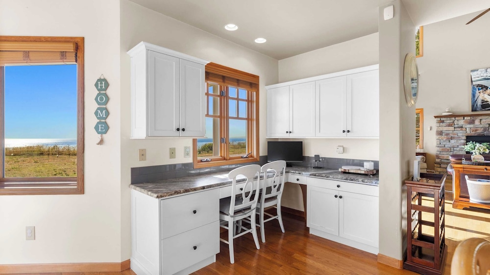 Seacliff Haven Waterfront Luxury, Stunning Views, Hot Tub & Game Room