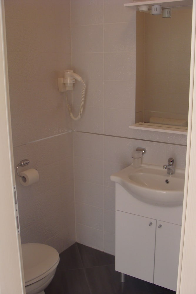 Jele Rooms