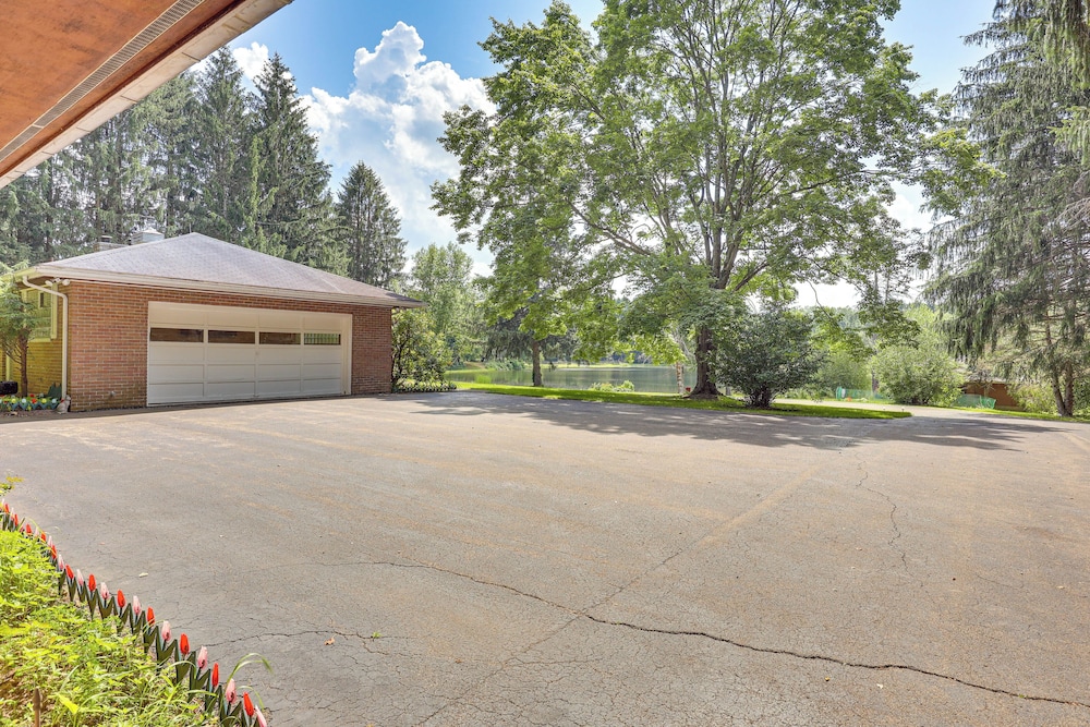 Pet-friendly Grove City Home w/ Lake on 19 Acres!