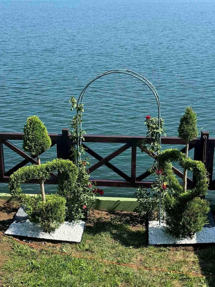 Villa Iskar Lake Residence