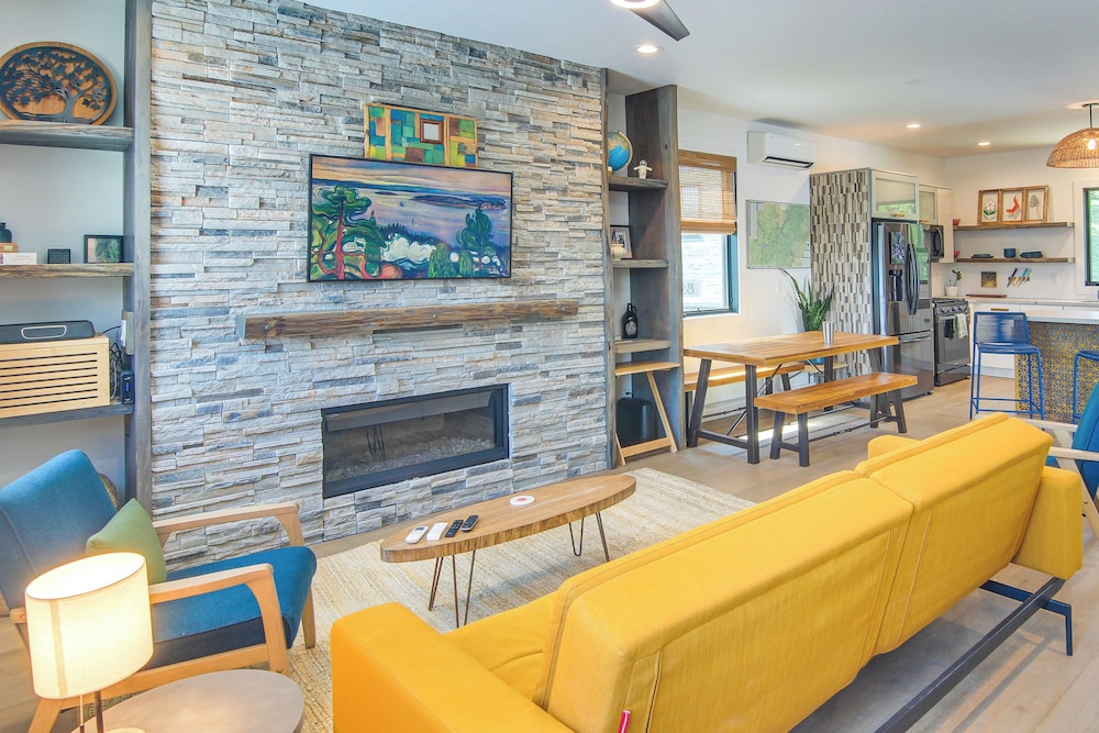 Rooftop Deck, Sweeping Views: Chic Home in Brevard