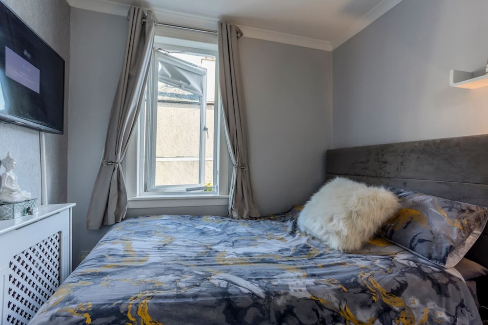 Exquisite 3 Bedroom House in the Heart of Edinburgh view 3