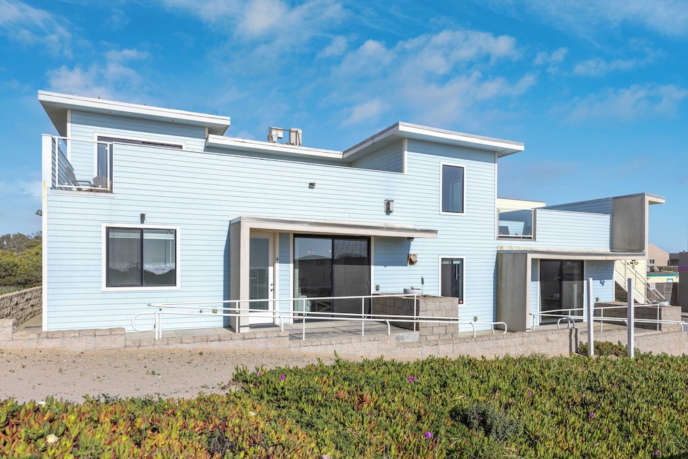 Beachfront 2BR w/ Deck, Views & Direct Sand Access Strand Way A
