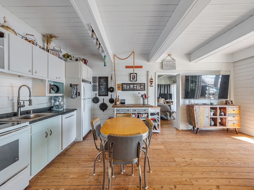 Vintage Vacation by Topsail Realty