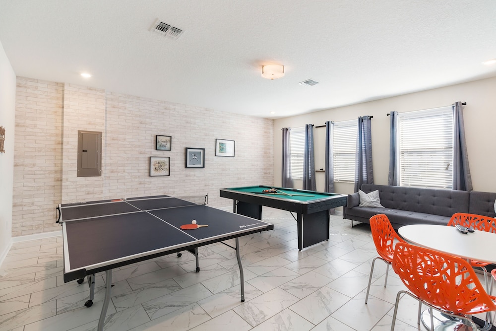 2957 FS - Luxury Oasis: 6BR Villa, Pool, Game
