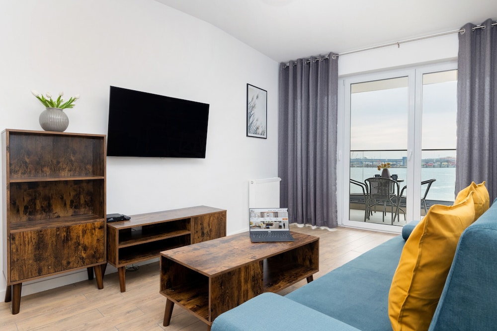 Nowa Flotylla Widok na Rzekę by Renters