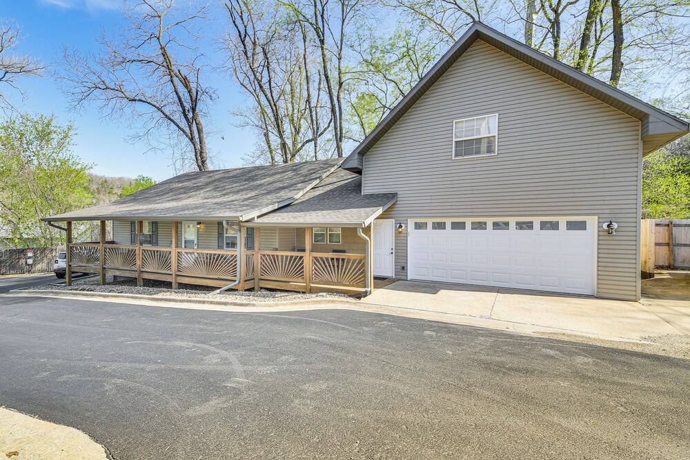 2 Mi to Branson Landing: Quiet Home w/ Lake View