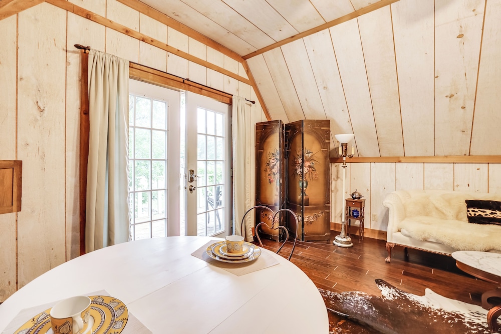 Chic 'tree House' Studio ~ 24 Mi to Bandera!