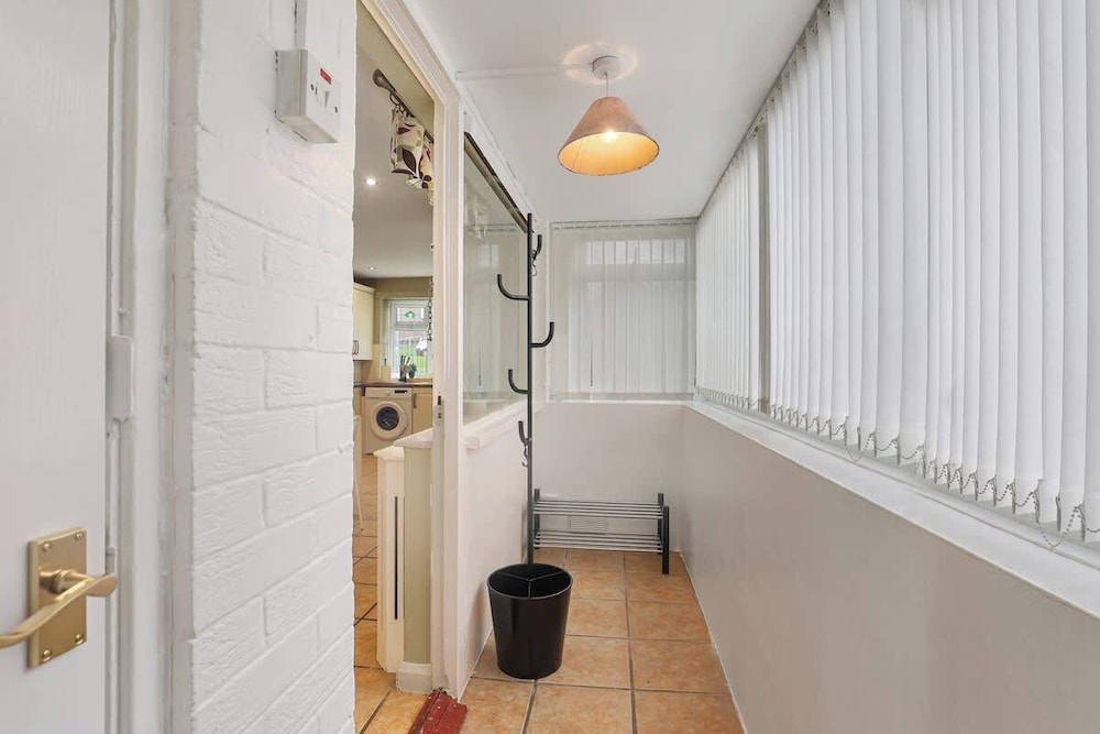 Spacious 4 Bedroom House With Parking