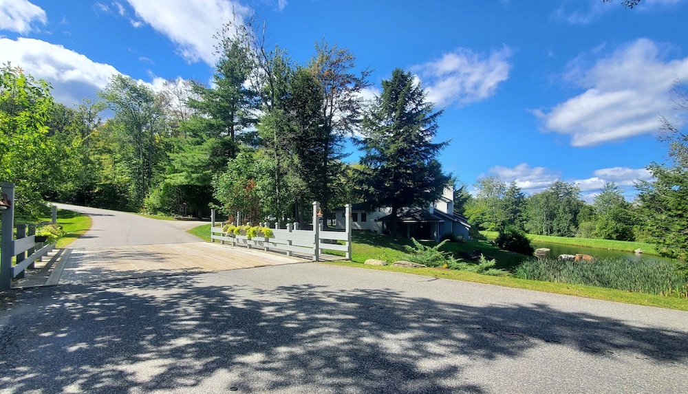 Cozy In The Woods 3 Bedroom Condo by RedAwning