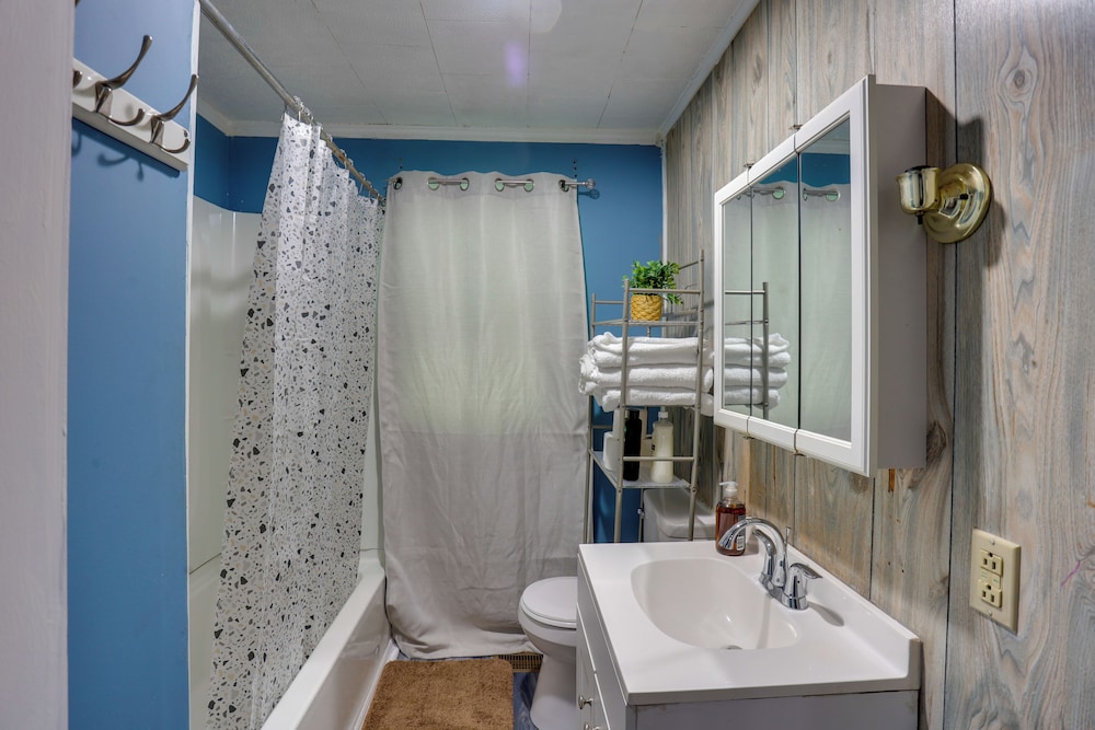9 Mi to Hersheypark: Spacious Home w/ Deck
