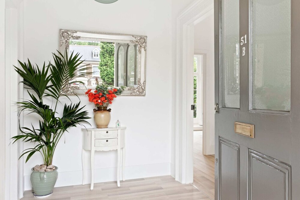 Refined, Light 1 Bed Apt w Balcony in Brixton