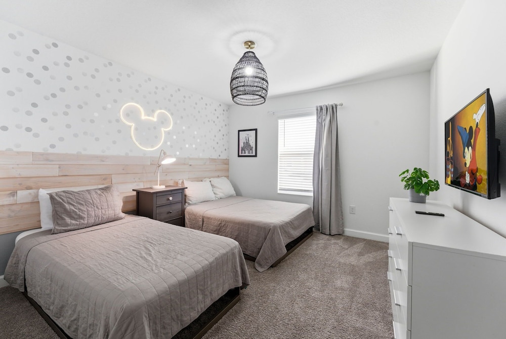 Chic 4BR Disney Retreat With Pool Mickey Rooms