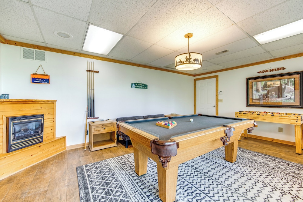 10 Mi to Waynesville: Cabin w/ Hot Tub & Mtn Views