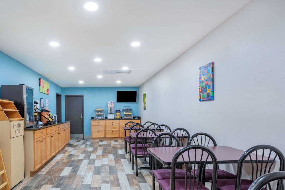 Days Inn by Wyndham N Orlando/Casselberry - Property Image 7