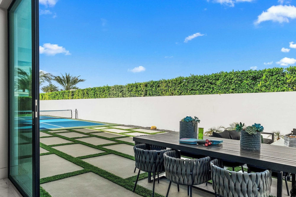 Luxury Retreat Pool, Putting Green + Pickleball Sleeps 17 Bravo Villa 8 by Avantstay