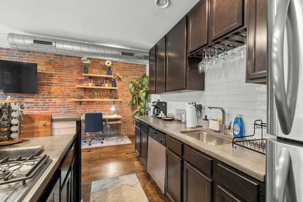 Short North Lounge Stay for 2