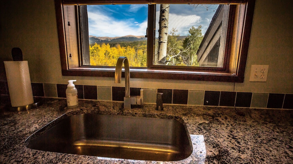 TK Palace Hotel & Convention - Image 2