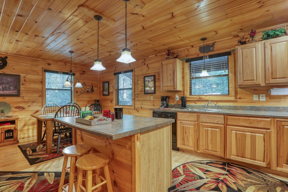 Elk Run On Cosby Creek - 2 Bedrooms, 2 Baths, Sleeps 7 Cabin by RedAwning