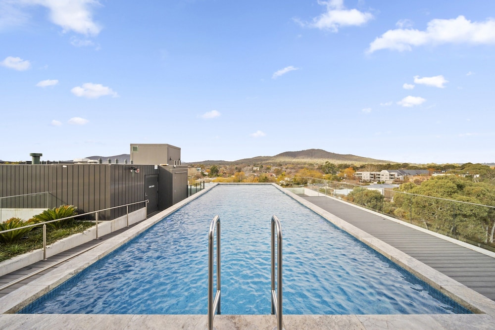 Sleek Inner-city 2-bed With Swimming Pool & BBQ