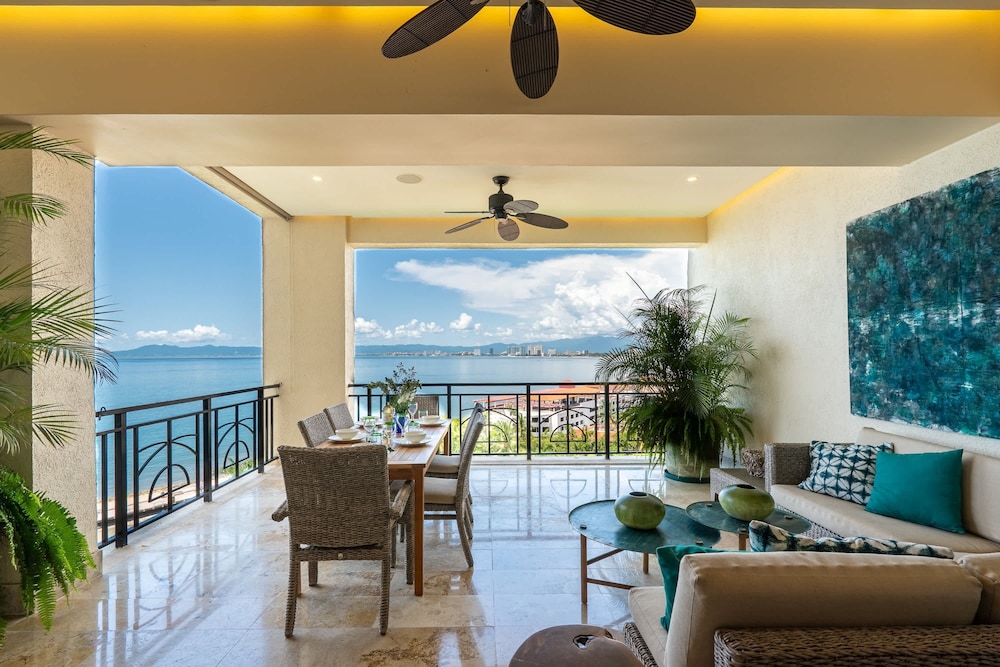 Ocean Front Amazing Views and Location Sleeps 8