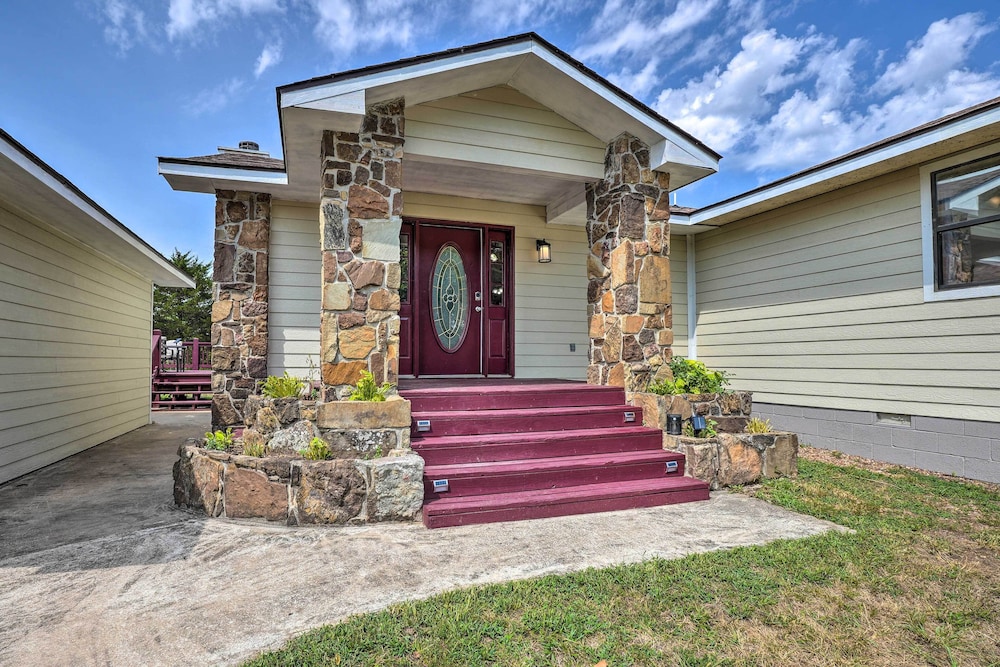 Hotel Table Rock Lake Getaway w/ Fire Pit, Deck & Grill! - Image 1