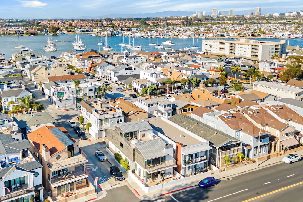 200 East Balboa Oceanview Rooftop Steps to Sand, Pier, Boardwalk & Dining