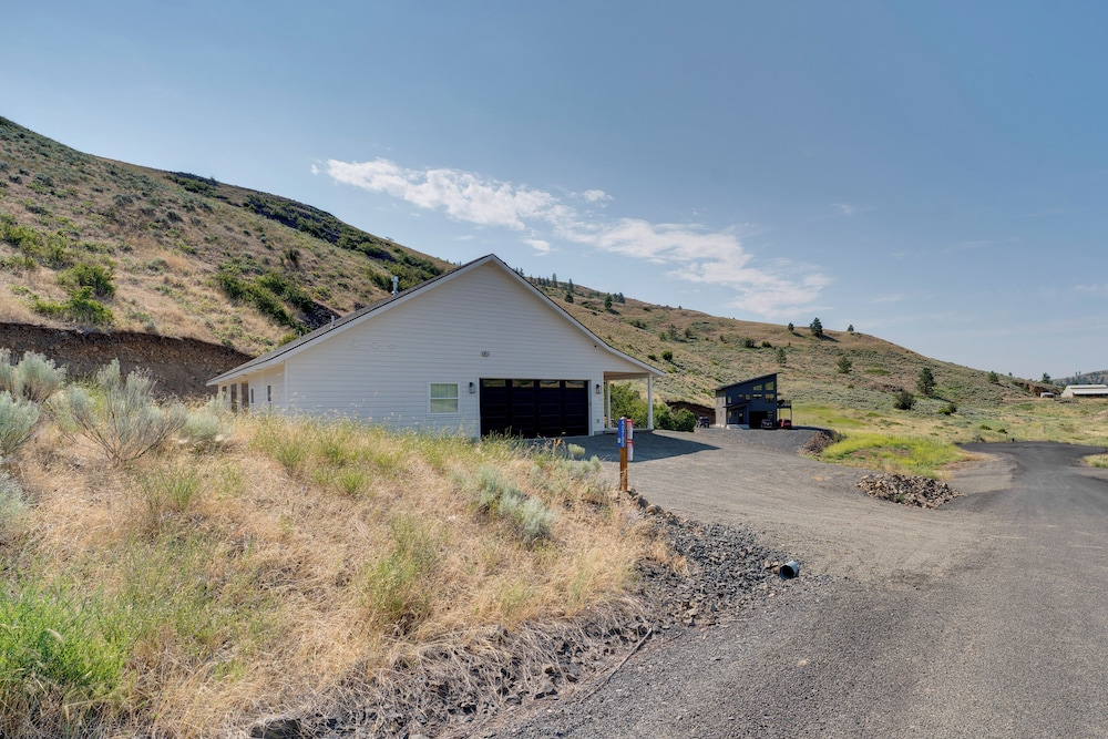 Lake Roosevelt Getaway w/ Lake + Mountain Views! view 2
