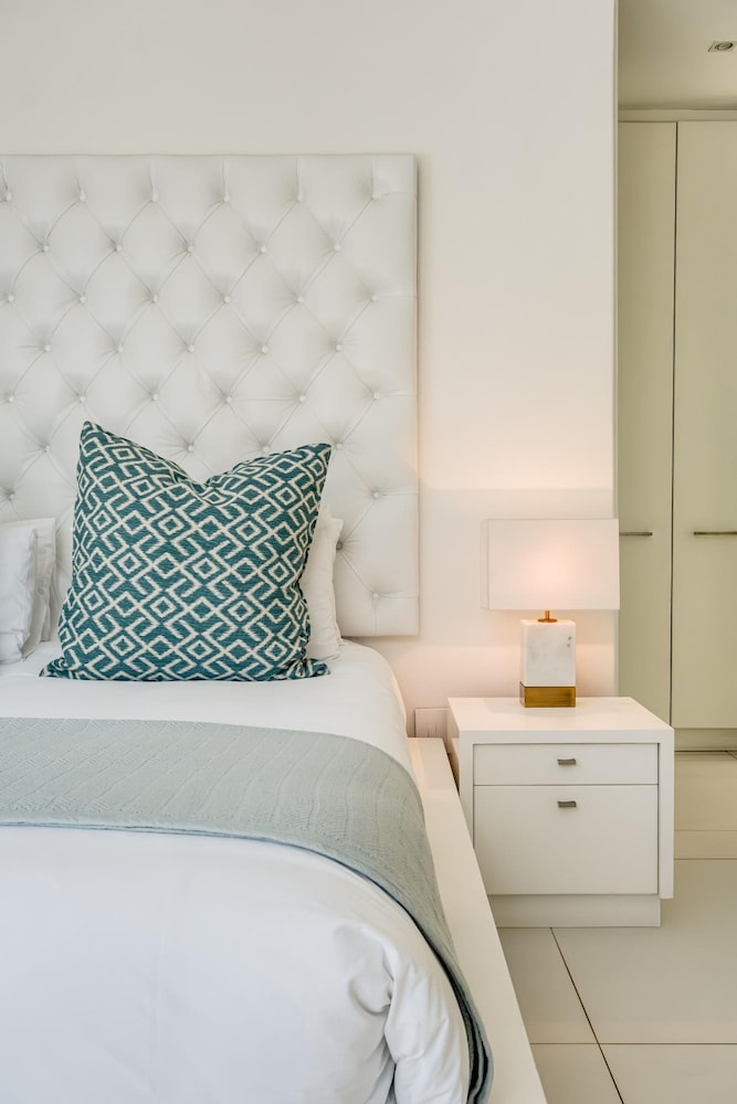 Villa Bleu Blanc in Camps Bay With Pool and Views