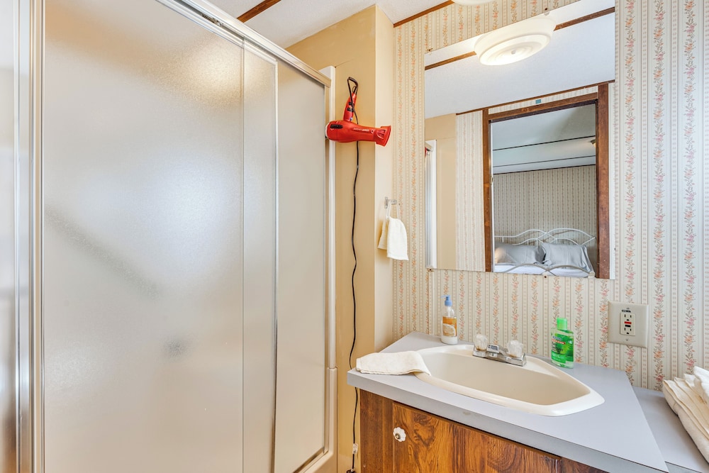 3 Mi to Badin Lake: Quiet New London Retreat