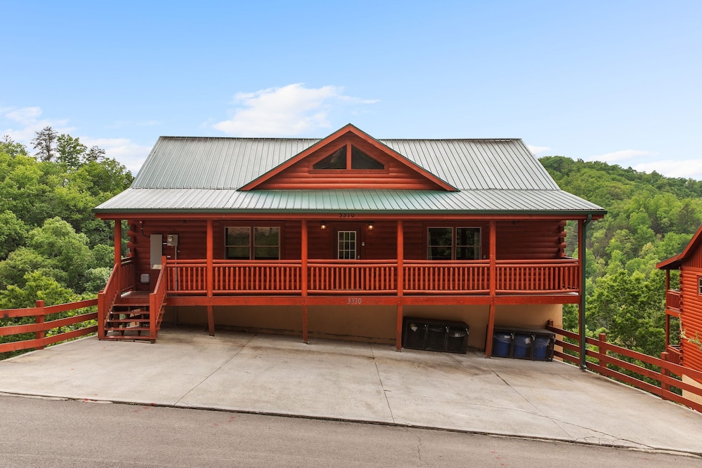 Smoky Ridge Newly Renovated Cabin w Indoor Pool Game Room Theater
