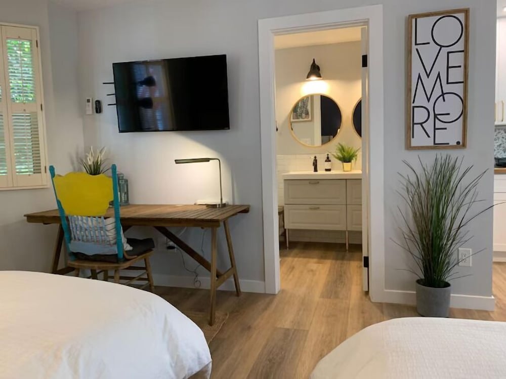 New Cozy Studio 2 Queen Beds, Kitchen Walk to Water