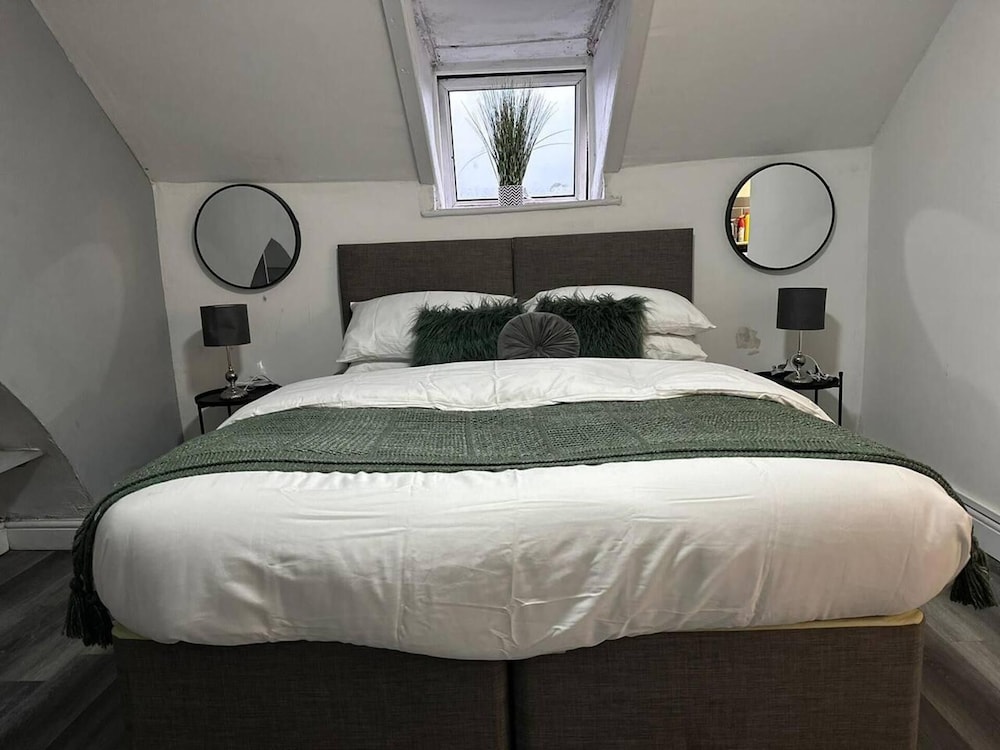 Stunning Studio Apartment in Newport view 5