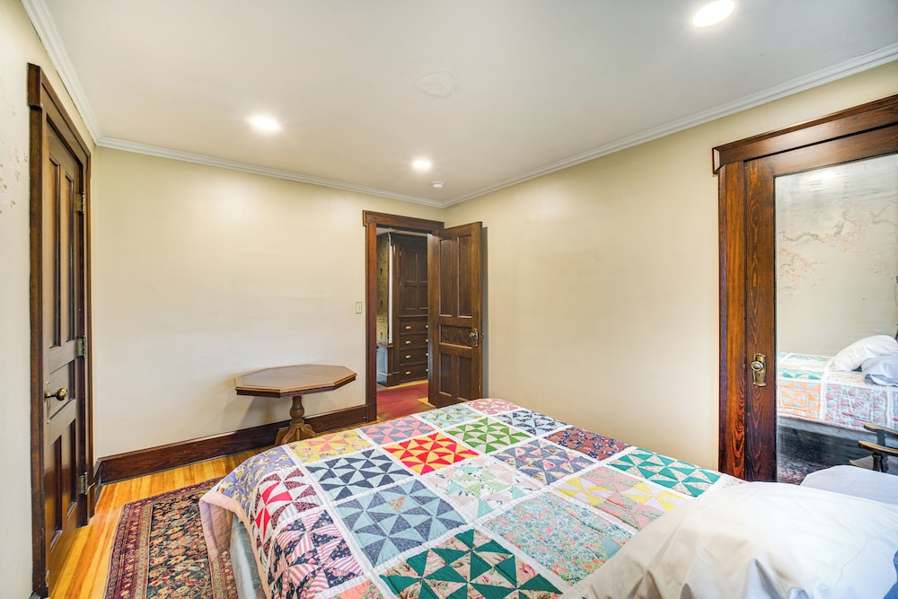 2 Mi to Lake Erie: Spacious Retreat Near Cafes!