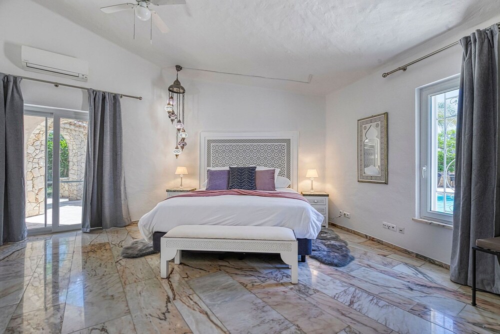 Golfinhos Magnificent Spacious 5 Bedroom Villa
