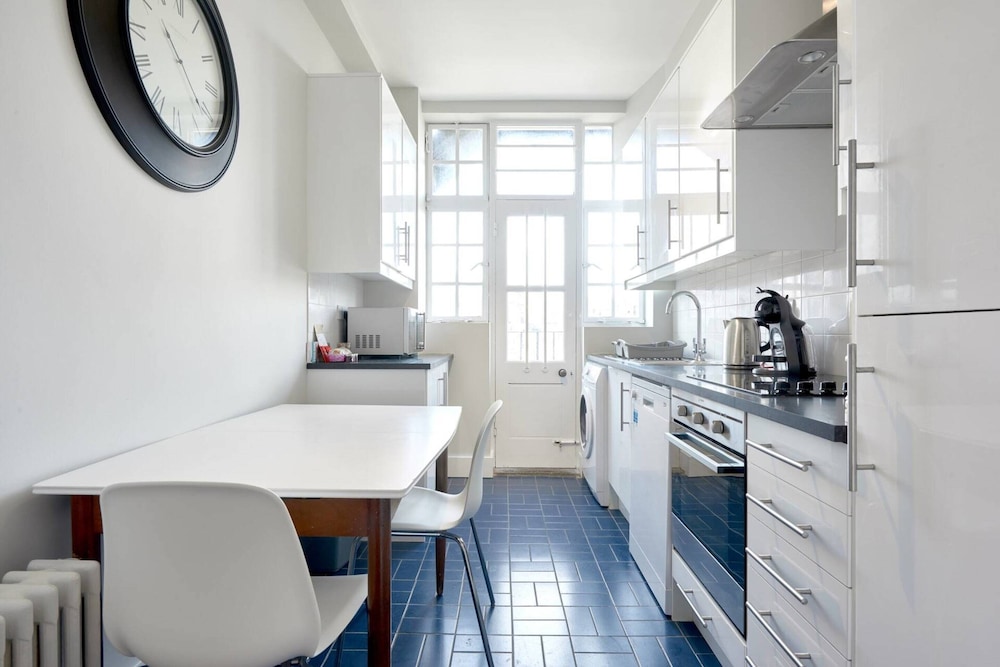 Sunny and Bright Flat, 2 Minutes From Hyde Park